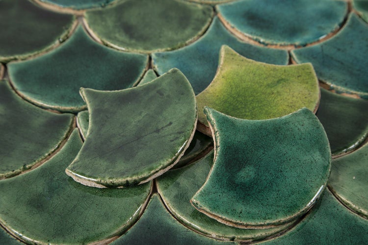 Nahaufnahme von grünen Mosaikfliesen in Fächerform