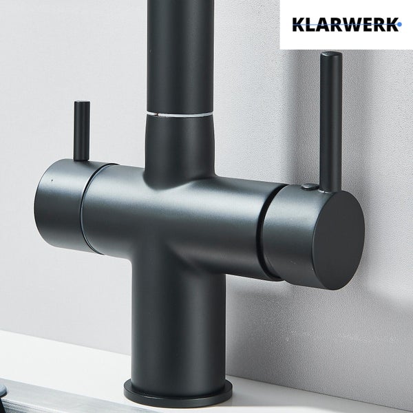 Klarwerk Küchenarmatur mit zwei Hebelgriffen in Schwarz. Klarwerk Logo.