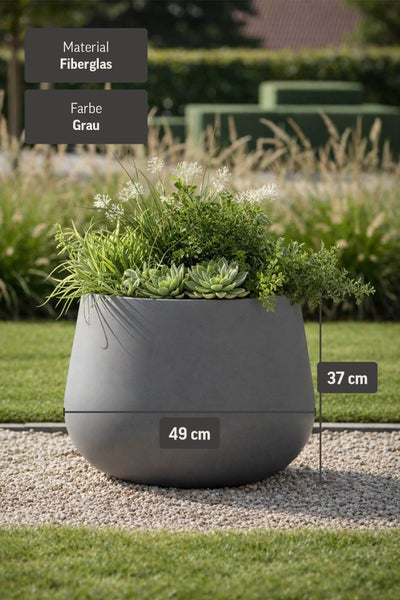 Künstliches Gras in grauem Pflanztopf aus Kunststoff mit Steinoptik.