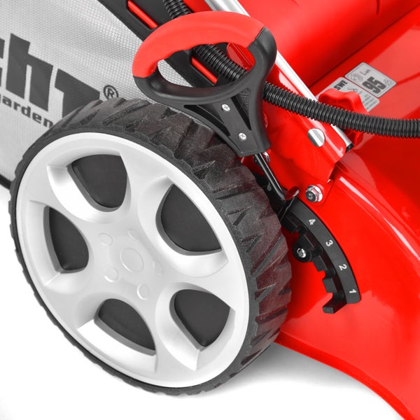 Nahaufnahme eines Rasenmähers mit großem Profilrad, rotem Gehäuse und schwarzem Hebel zur Schnitthöhenverstellung mit Skala.