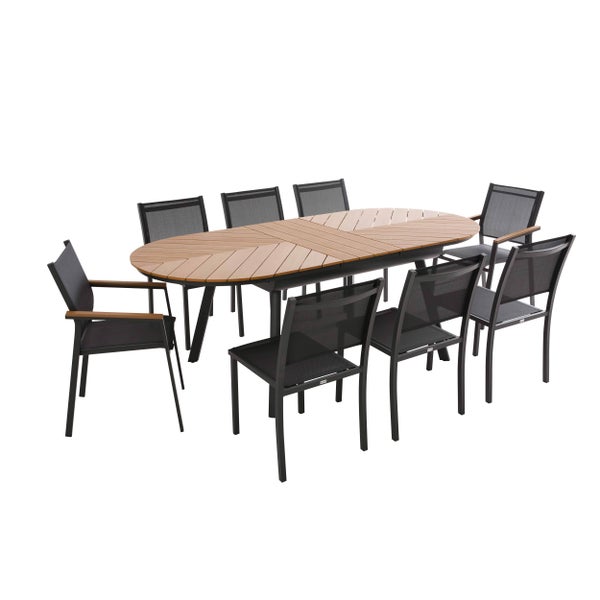 Gartenmöbel-Set bestehend aus einem ovalen Tisch mit Tischplatte in Holzoptik und acht schwarzen Stühlen mit Textilgewebe und Holzarmlehnen.