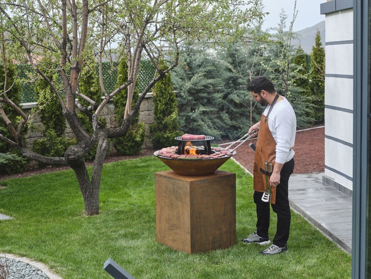 The Favilla FUEGO CORTEN Feuerschale mit Grillring – Outdoor Grill aus Cortenstahl – Feuerstelle mit 3 Temperaturzonen, Holzlager & Grillrost – Design-Grill Ø 85 cm inkl. Abdeckhaube