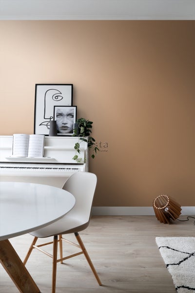 Wohnraum mit weißem Klavier, Esstisch und Holzbodenlampe