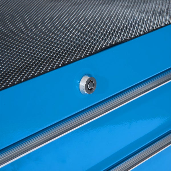 Zentralverriegelung an einem blauen Werkstattwagen mit profilierter Antirutschmatte auf der Oberseite.