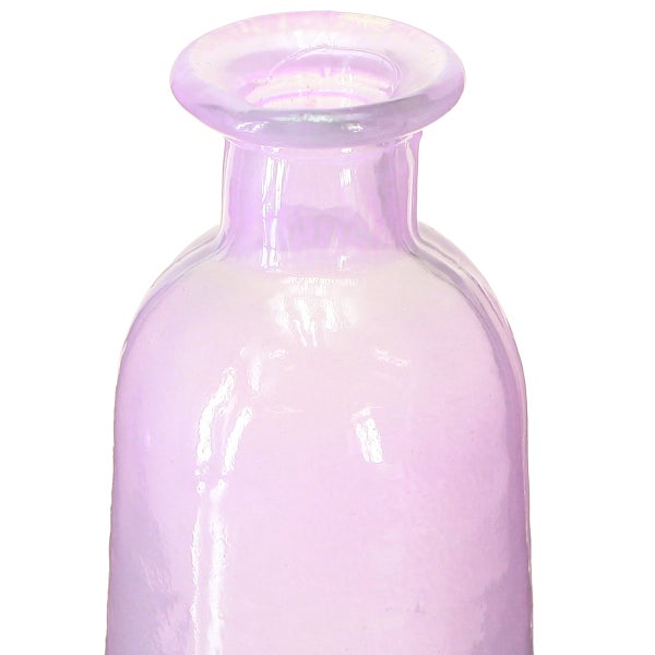 Kleine violette Glasvase mit bauchiger Form und breitem Rand.