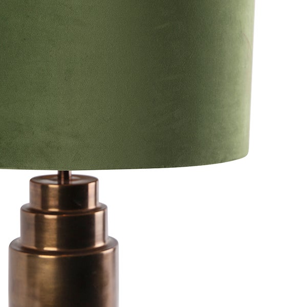 Nahaufnahme einer Tischleuchte mit grünem Samt Lampenschirm