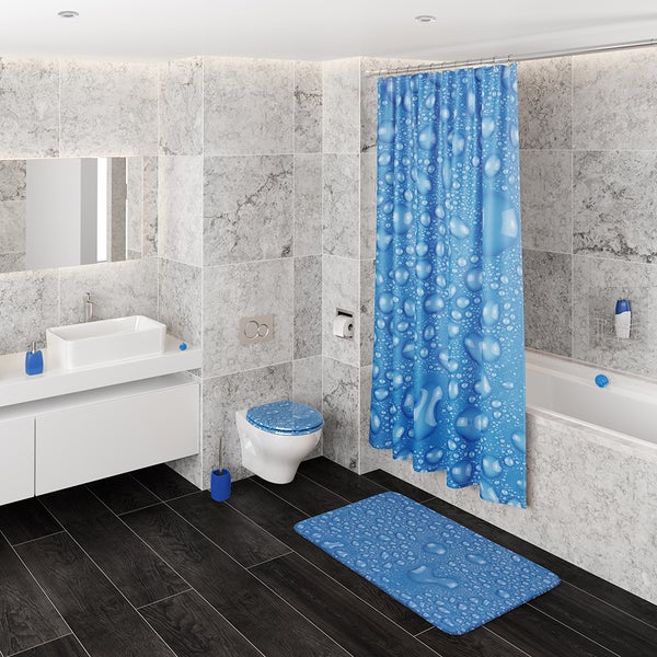 Modernes Badezimmer mit Dusche, Duschvorhang mit Wassertropfenmotiv, passendem WC-Sitz und Badematte vor gefliesten Wänden und Holzboden.