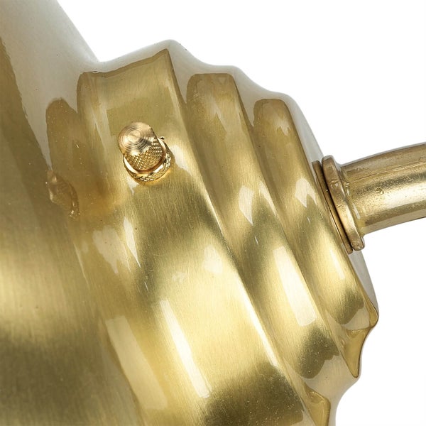 Detailaufnahme einer goldenen Lampe mit Schalter