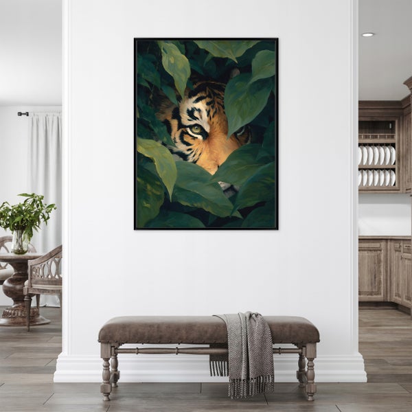 Dekoratives gerahmtes Bild eines Tigers hinter Blättern an der Wand