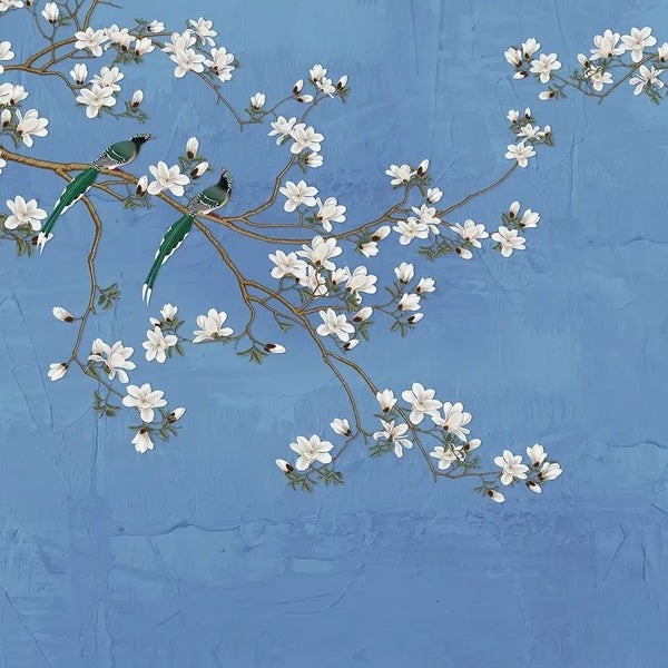 Fototapete mit Magnolienblüten und Vögeln auf Zweigen.