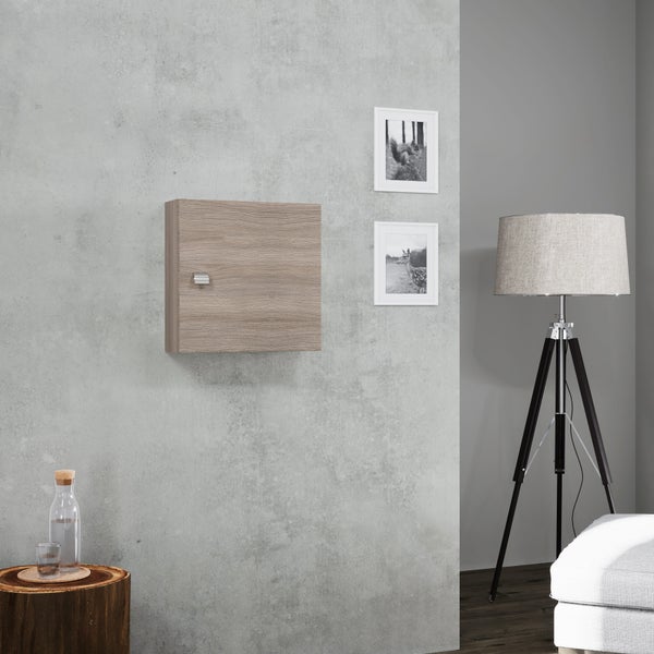 Badezimmer-Szene mit Waschtisch, Spiegel und Holzdetails für eine helle und organisierte Atmosphäre