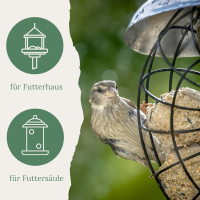 Stapel goldener Dekoteller mit verschiedenen dekorativen Elementen wie roten Sternen und kleinen Holzstücken.