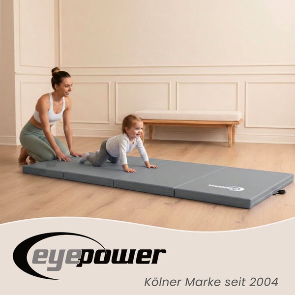 Eine Frau und ein Kind benutzen eine faltbare Turnmatte von Eyepower in einem Innenraum.