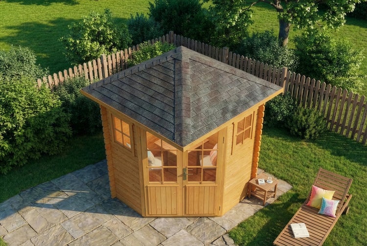 Fünfeckiges Gartenhaus aus Holz mit dunklem Schindeldach, Doppeltür und Fenstern auf einer Steinterrasse in einem grünen Garten.