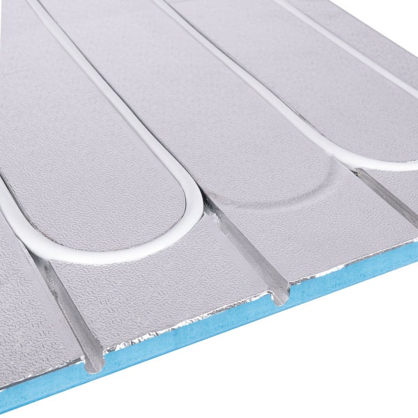 Systemplatte für Fußbodenheizung im Trockenbau mit Aluminium-Wärmeleitfolie und eingelegtem Heizrohr.