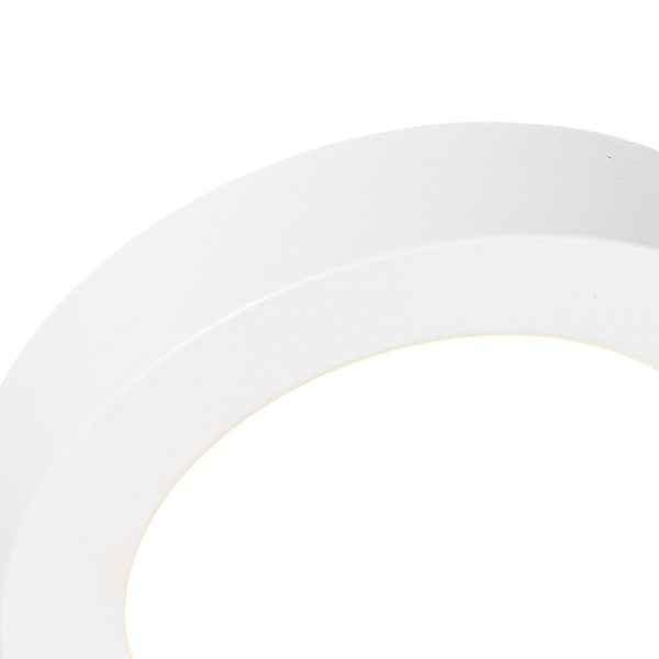 Detailansicht eines weißen, runden Rahmens einer Leuchte mit strukturierter Oberfläche.