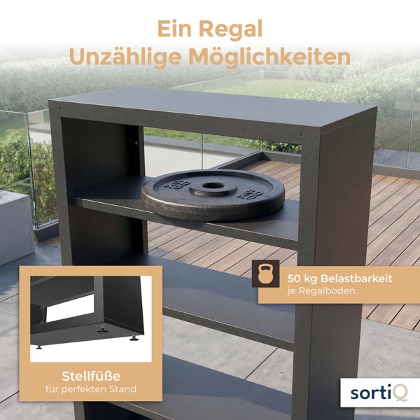 Stabiles Metallregal mit Fachböden, Belastbarkeit 50 Kilogramm pro Boden, höhenverstellbare Stellfüße für sicheren Stand, SortiQ Markenlogo.