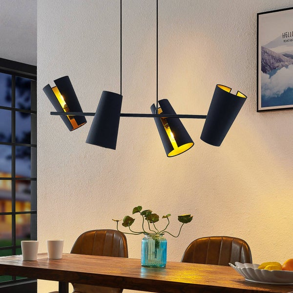 Hängelampe mit vier Leuchten über einem Esstisch