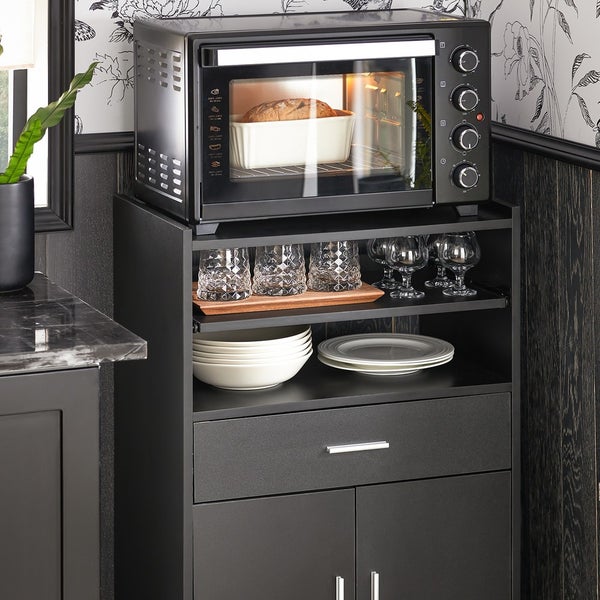 Kompakter Küchenschrank mit Ofen, Gläsern und Geschirr für eine ordentliche Küchenorganisation.