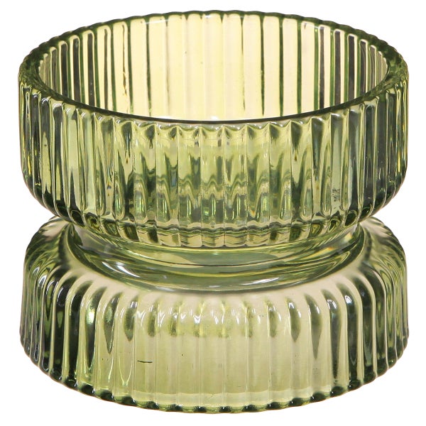 Dekorative Anordnung mit brennender Stabkerze im Holzhalter, brennender Stumpenkerze im Glashalter, Koniferenzweig und dekorativem Tannenbaum.