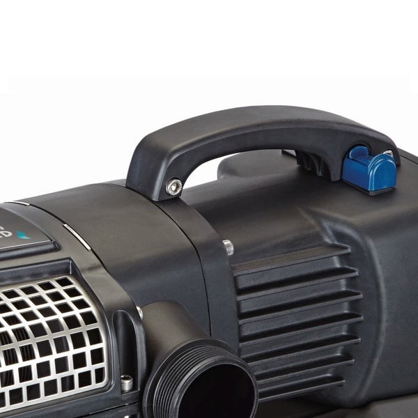 Detailansicht einer Gartenpumpe mit Tragegriff, Motorgehäuse mit Kühlrippen und Gewindeanschluss.