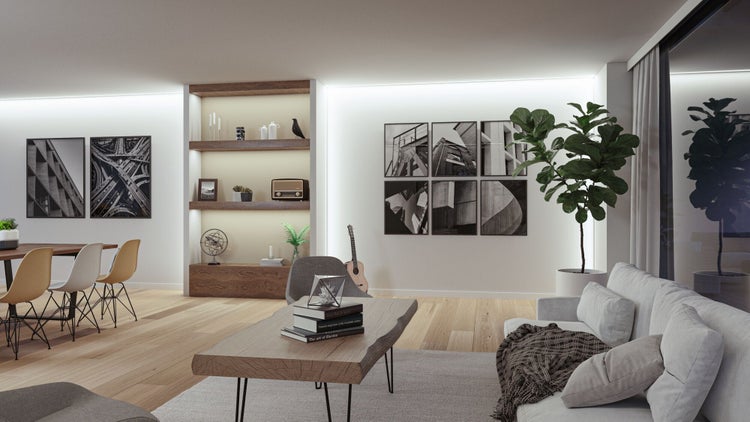 Modernes, helles Wohnzimmer mit offenem Essbereich, hellem Echtholzboden, Holz-Couchtisch, grauem Sofa, Wandregalen aus Holz und indirekter LED-Beleuchtung.