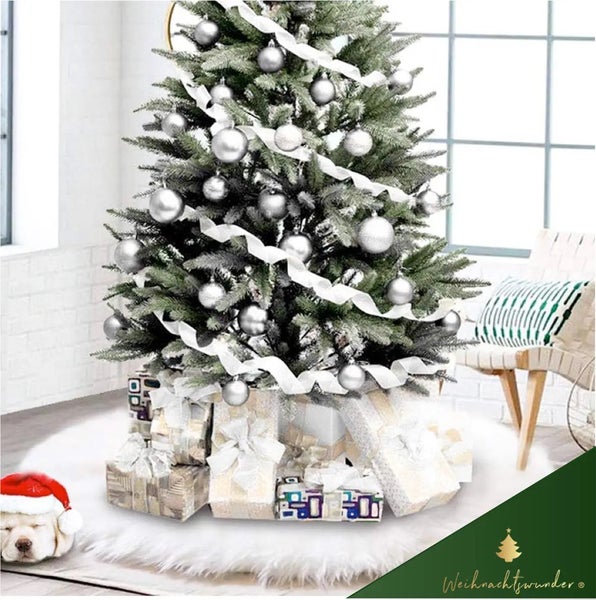 Geschmückter Weihnachtsbaum mit Geschenken und Hundeportrait mit Weihnachtsmütze