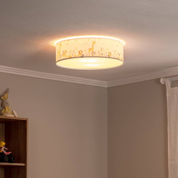 Hochbeet aus Metall mit blühenden Pflanzen im Garten