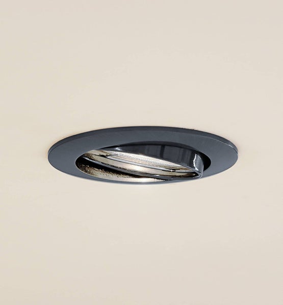 Schwenkbarer runder Einbaustrahler in Anthrazit mit sichtbarem Leuchtmittel.