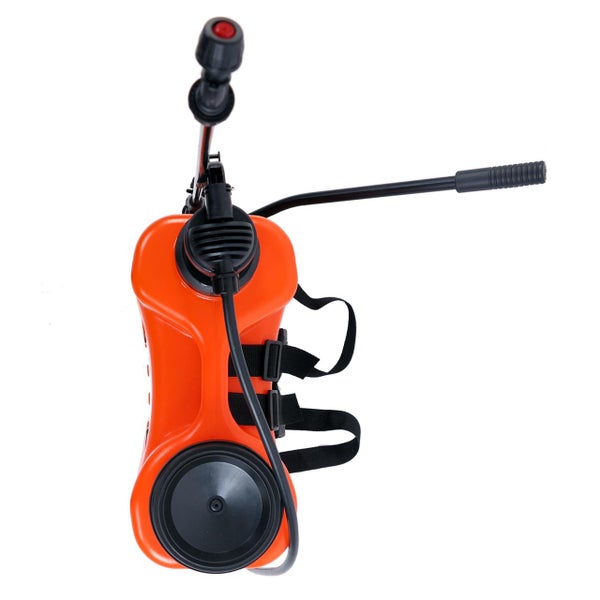 Rückenspritze mit orangefarbenem Kunststoffbehälter, Pumphebel und Sprühlanze.