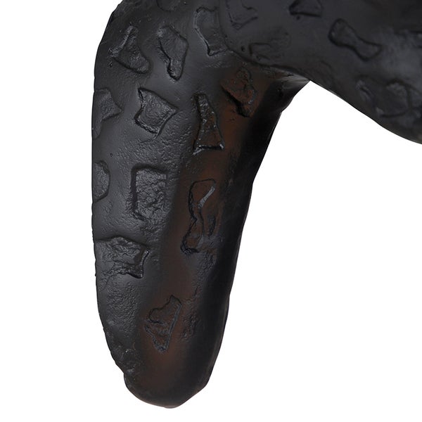 Detailansicht einer Dekofigur mit rauer Oberfläche