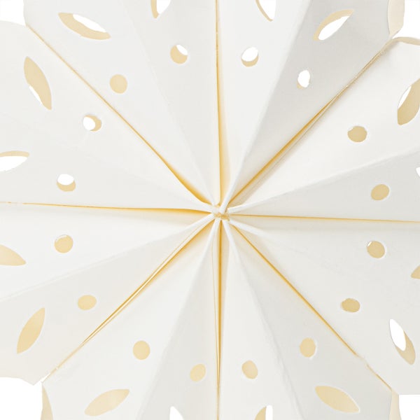 Papierstern mit ausgestanzten Mustern für weihnachtliche Dekoration