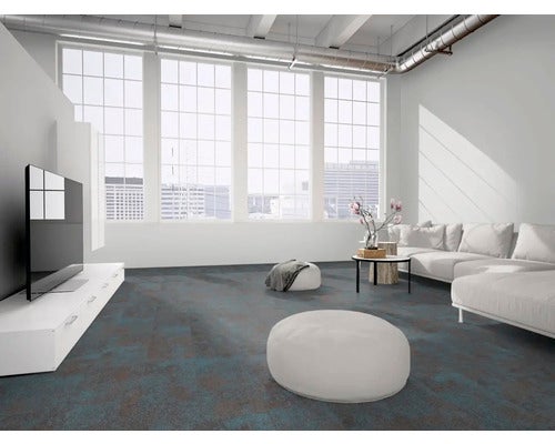 Moderner, heller Wohnraum im Loft-Stil mit großer Fensterfront, dunklem Bodenbelag in Steinoptik, weißem Sofa und TV-Element.
