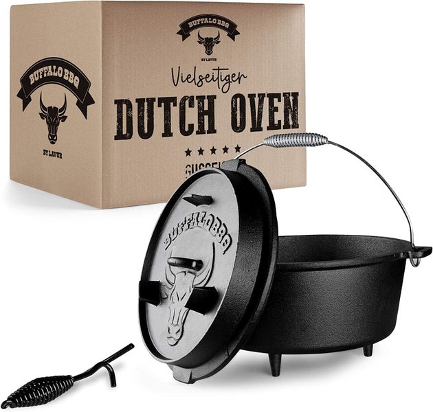 Gusseiserner Dutch Oven von Buffalo Barbecue mit Deckel, Tragebügel, Standfüßen, Deckelheber und Buffalo Barbecue Logo auf der Verpackung.