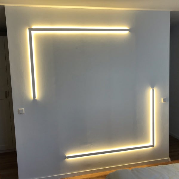 Wand mit rechteckiger LED-Beleuchtung