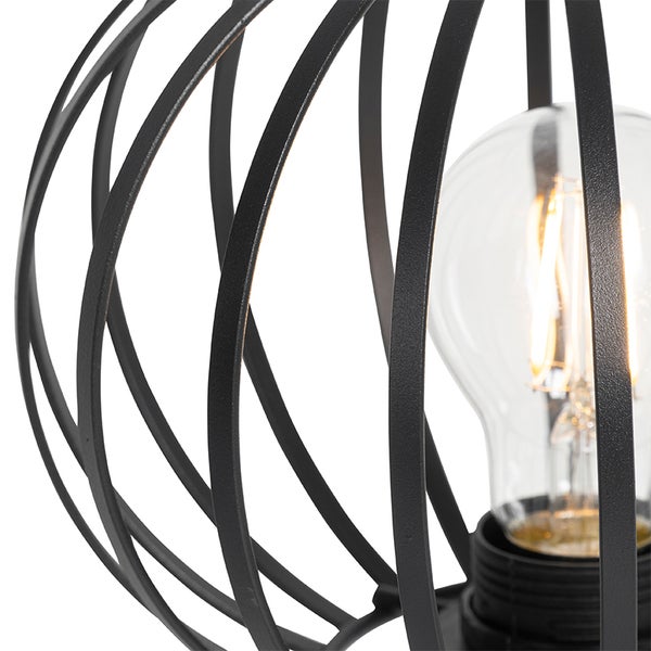 Detailaufnahme einer schwarzen Drahtleuchte mit Glühbirne