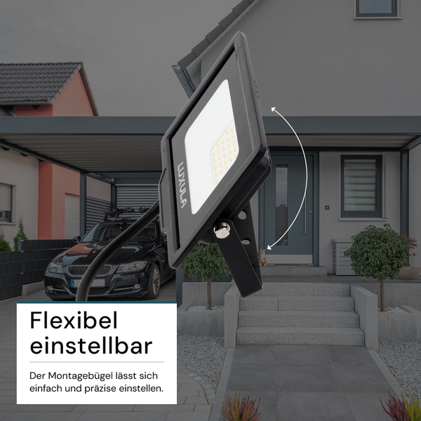 Luxula LED-Fluter mit verstellbarer Halterung vor einem Wohnhaus