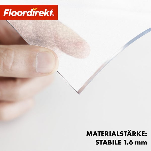Floordirekt Logo. Eine transparente Bodenschutzmatte mit einer Materialstärke von 1,6 mm wird von einer Hand gehalten.
