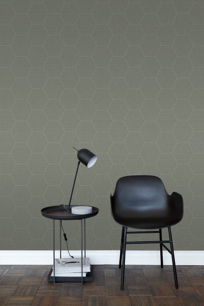 Raumansicht mit Tapete mit geometrischem Hexagonmuster, Tisch und Stuhl