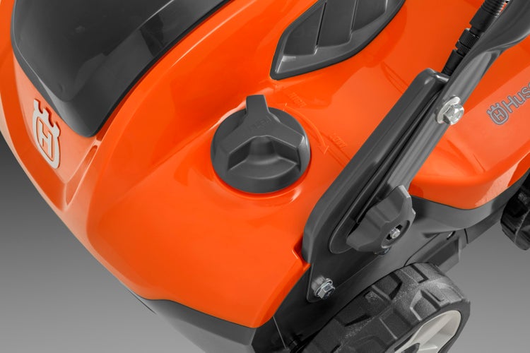 Detailansicht eines Rasenmähers mit zentraler Höhenverstellung und Tankdeckel