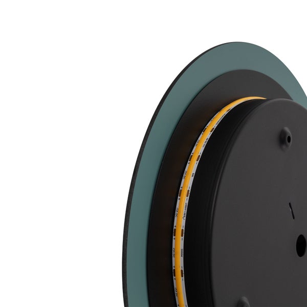 Nahaufnahme einer runden Wandleuchte mit umlaufendem LED-Band auf der Rückseite.