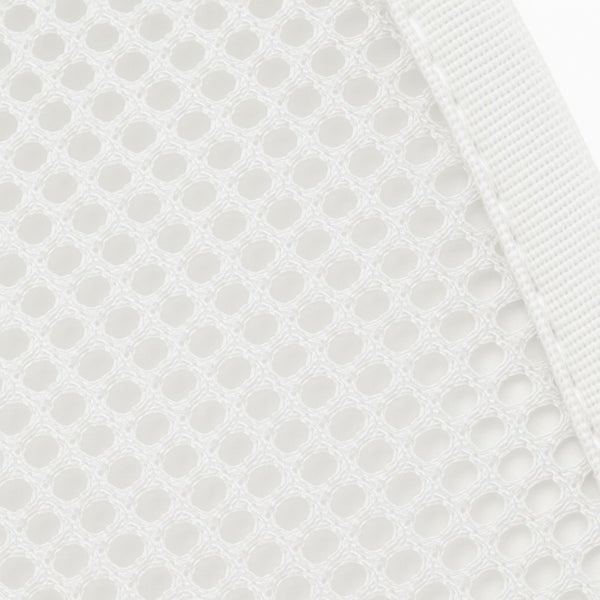 Detailansicht eines weißen Wäschenetzes mit Randverstärkung