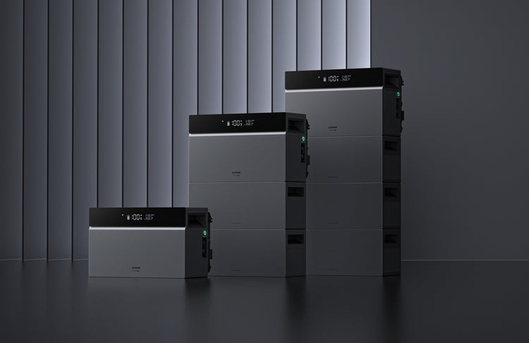 Modulares Batteriespeichersystem von Cenow in drei verschiedenen Konfigurationen mit integrierten Digitalanzeigen.