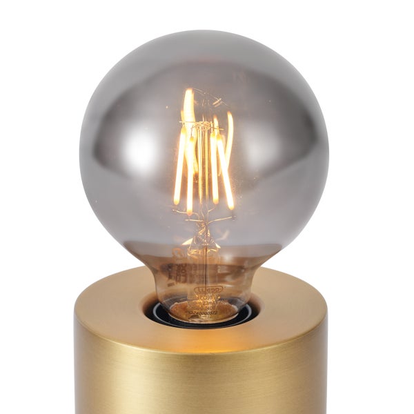 LED Filament Leuchtmittel Globe G95 in Rauchglas Optik mit warmweissem Licht in einer messingfarbenen Fassung.