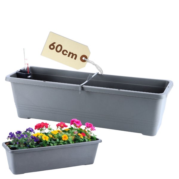Graue Blumenkästen, einer mit bunten Blumen bepflanzt, der andere mit einem Feuchtigkeitsmesser und einem Etikett mit der Aufschrift 60 Zentimeter