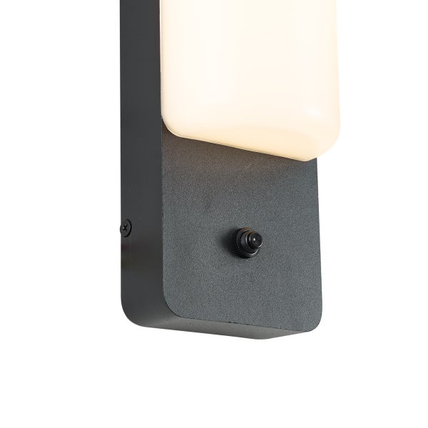 Detailaufnahme einer modernen Außenwandleuchte mit integriertem Bewegungsmelder und leuchtendem Diffusor.