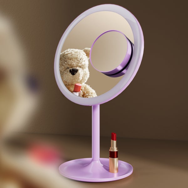 Stehender Kosmetikspiegel mit LED-Beleuchtung und einem Teddybär im Spiegelbild