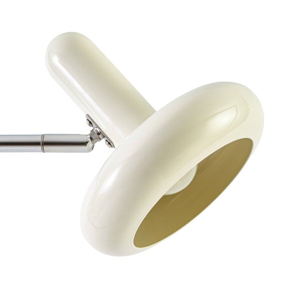 Moderne Stehlampe mit zwei verstellbaren Leuchtköpfen auf einem verchromten Metallständer im Wohnzimmer.