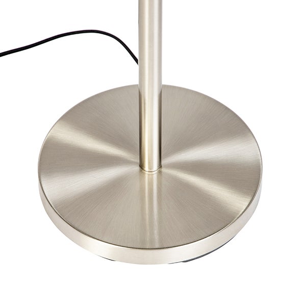 Detailaufnahme des Fußes einer Stehlampe aus Metall