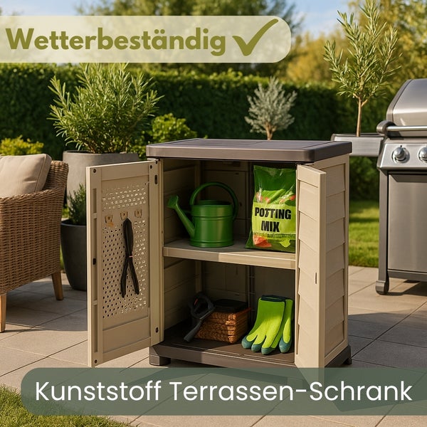 Kunststoff Terrassenschrank mit Gartengeräten auf einer Terrasse